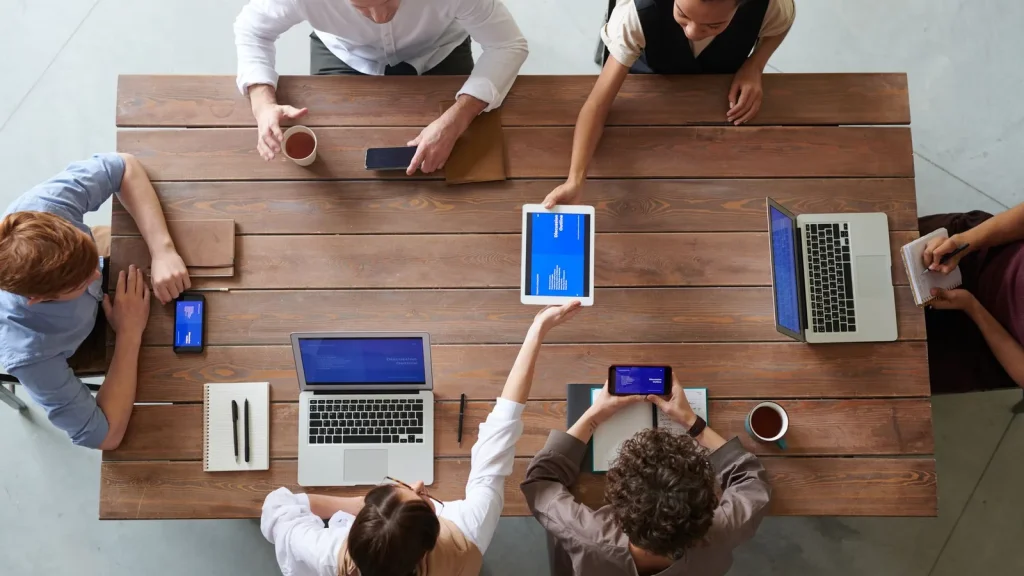 Grupo diverso analizando servicios digitales y tecnología en una reunión
