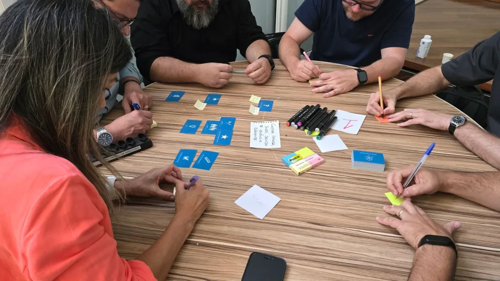 Equipo participando en un taller de Design Thinking con tarjetas y trabajo colaborativo