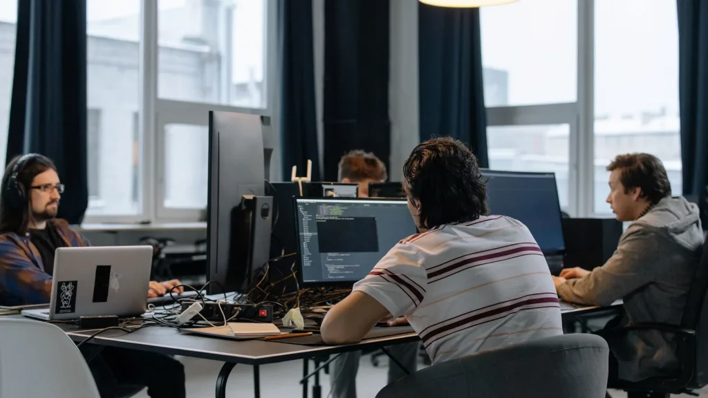 Equipos de desarrollo trabajando con automatización y activos de inteligencia artificial en Andalucía