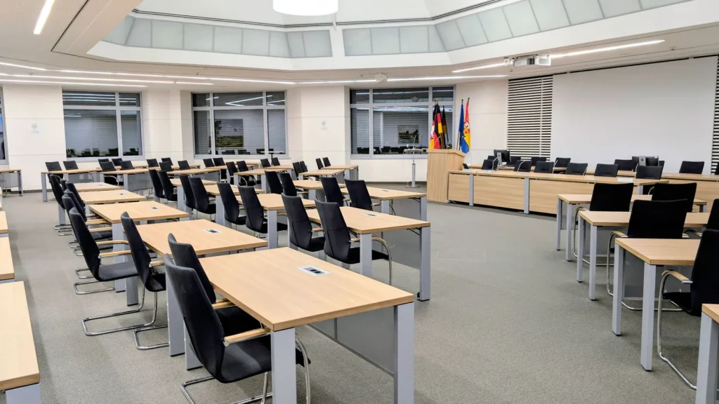 Sala de reuniones institucional para coordinación de administración electrónica en Castilla-La Mancha