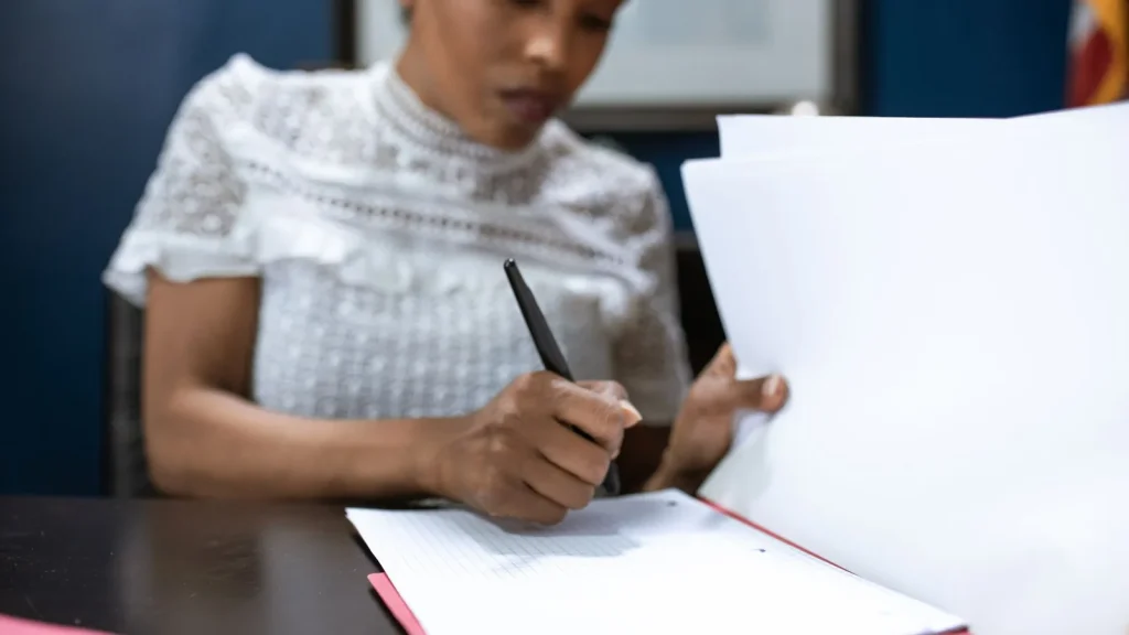 Empleados públicos trabajando con herramientas digitales para modernizar servicios