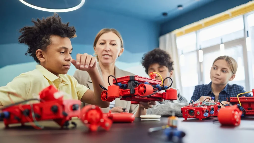 Estudiantes y docente colaborando en un proyecto de robótica educativa