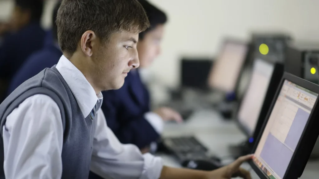 Persona realizando una prueba de competencias digitales en un ordenador
