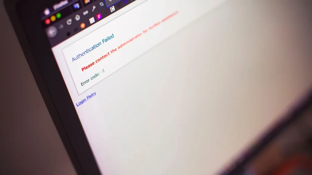 Pantalla de autenticación en un equipo informático asociada a una alerta de ciberseguridad
