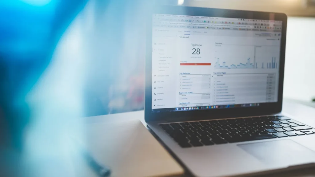 Panel de analítica de datos en un ordenador para la gestión de información corporativa