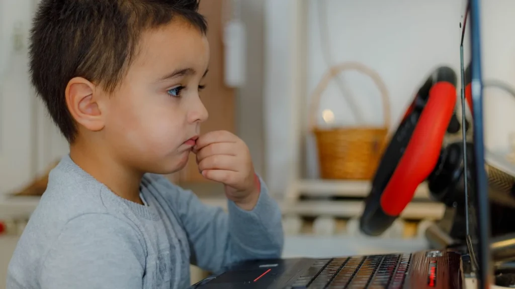 Menor utilizando un ordenador en un entorno doméstico como ejemplo de seguridad digital infantil