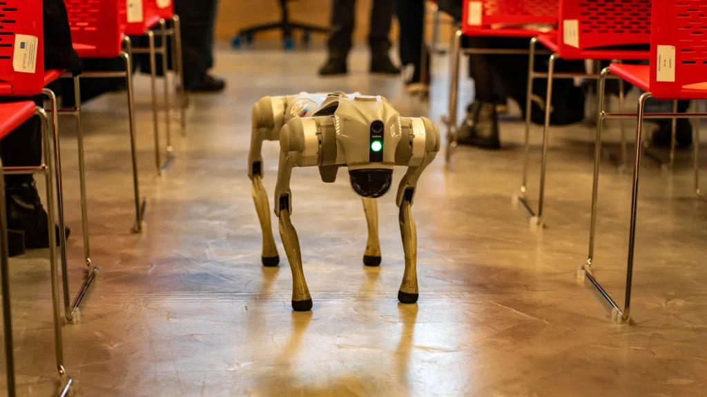 Equipo público trabajando con inteligencia artificial generativa