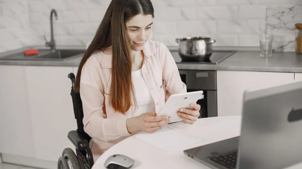 Persona utilizando tecnología accesible como representación de inteligencia artificial inclusiva