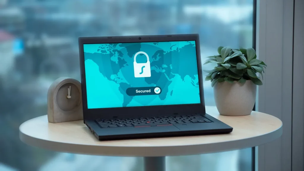 Funcionarios trabajando con servicios cloud y protección de datos