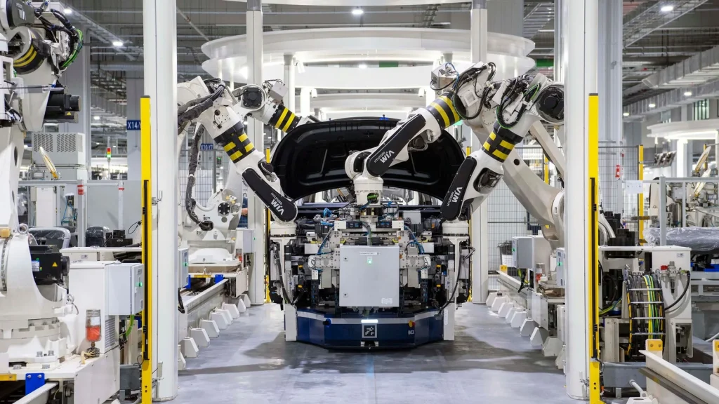 Robots industriales en una fábrica moderna como referencia a proyectos de innovación tecnológica interregional