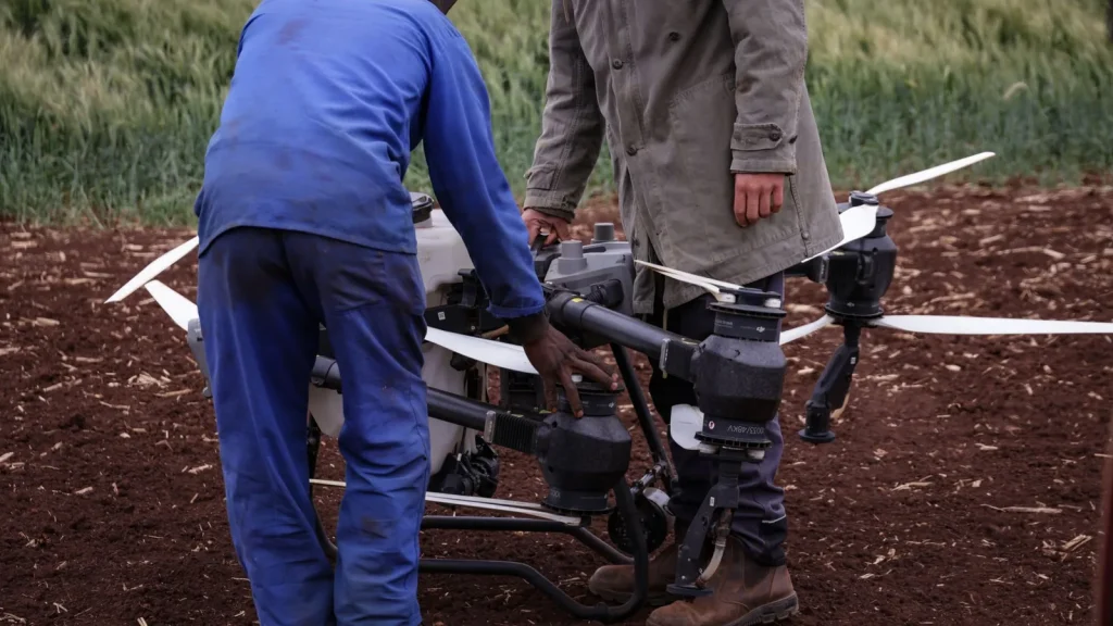 Agricultores utilizando un dron como ejemplo de adopción de tecnología e inteligencia artificial en el sector agroalimentario