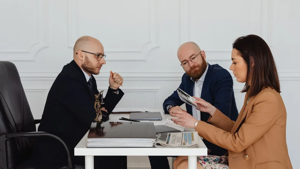 Profesionales revisando documentos de forma colaborativa en una oficina