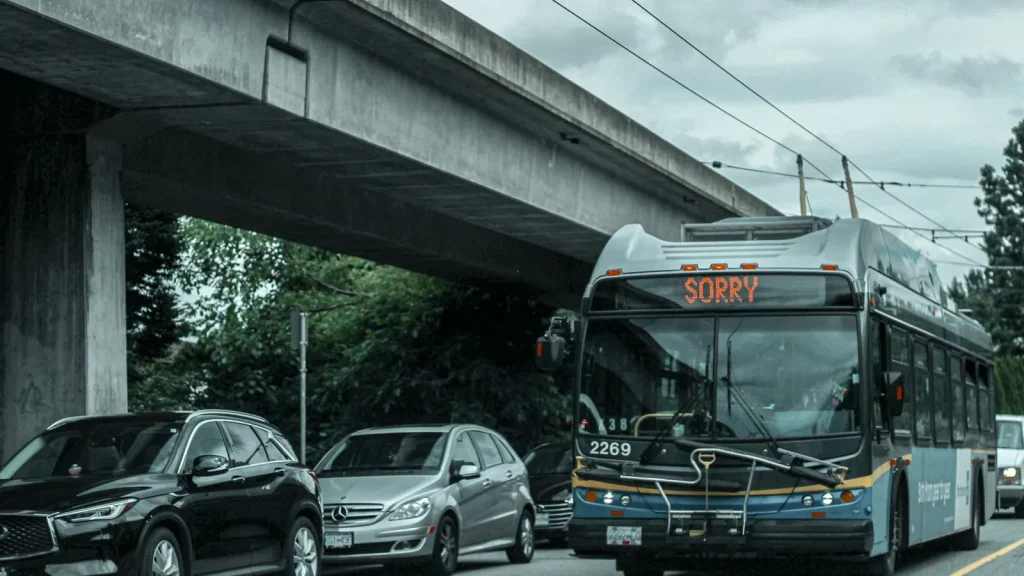 Autobús urbano circulando por una ciudad como ejemplo de transporte público digitalizado