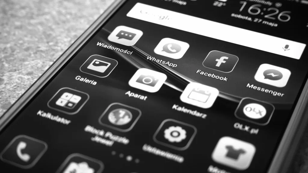 Ciudadano consultando servicios públicos digitales desde un teléfono móvil