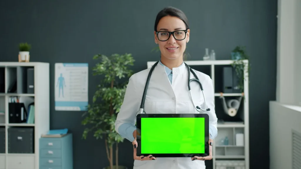 Profesional sanitaria utilizando una tableta como ejemplo de digitalización de la salud