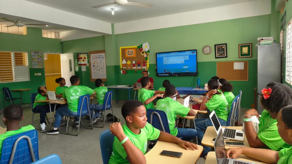 Estudiantes utilizando ordenadores y recursos digitales en un aula