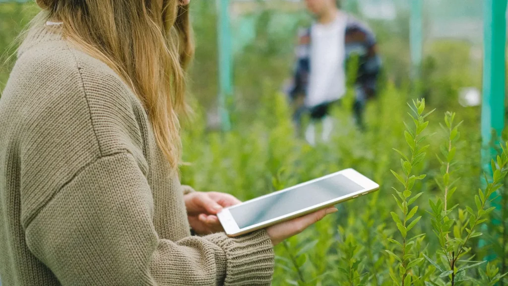 Agricultura inteligente con uso de dispositivos digitales para monitorizar cultivos