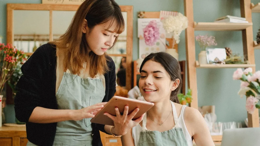 Pequeña empresa gestionando pedidos y procesos digitales con ordenador y tableta